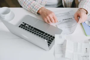 Freelance en train de gérer sa comptabilité