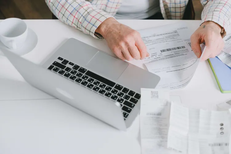 Freelance en train de gérer sa comptabilité