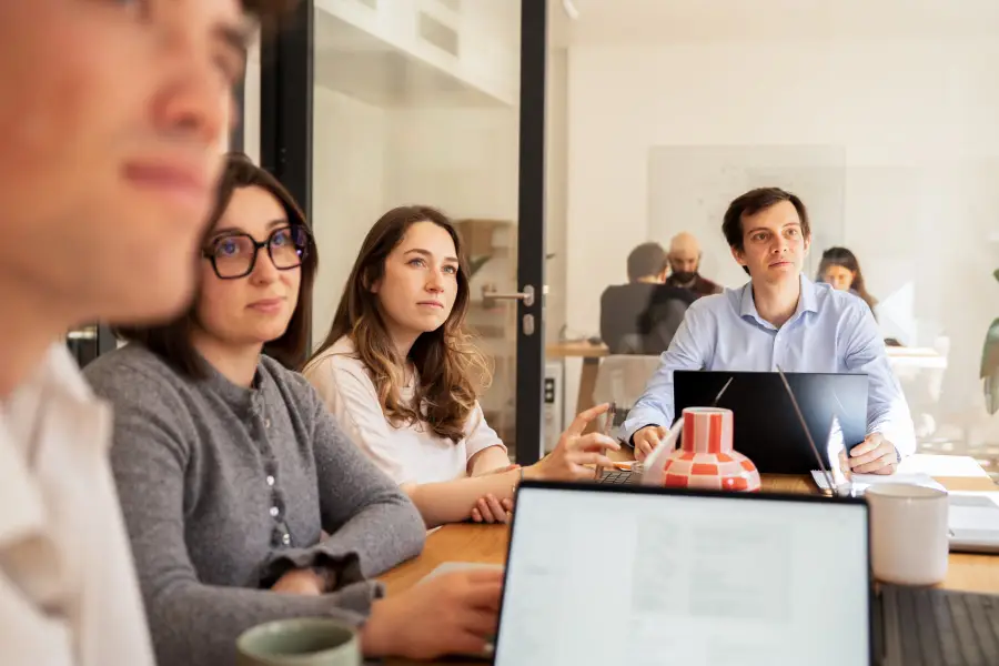 Une équipe attentive pendant un atelier de formation à l'IA en entreprise